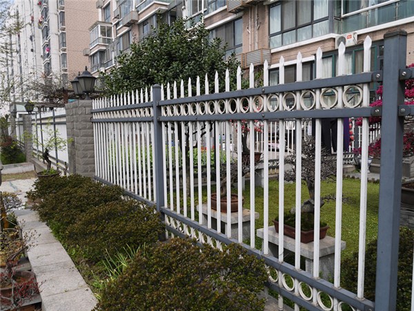 四橫桿帶圈鋅鋼組裝式護欄